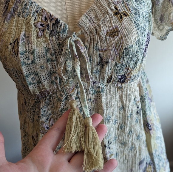 Roe and Doe floral top with adjustable neck line - Picture 4 of 4